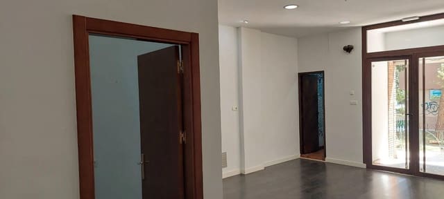 Kaupallinen myytävänä paikassa La Roca, Málaga kaupunki - 140 000 € (Ref: 8884949)