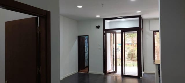 Kaupallinen myytävänä paikassa La Roca, Málaga kaupunki - 140 000 € (Ref: 8884949)