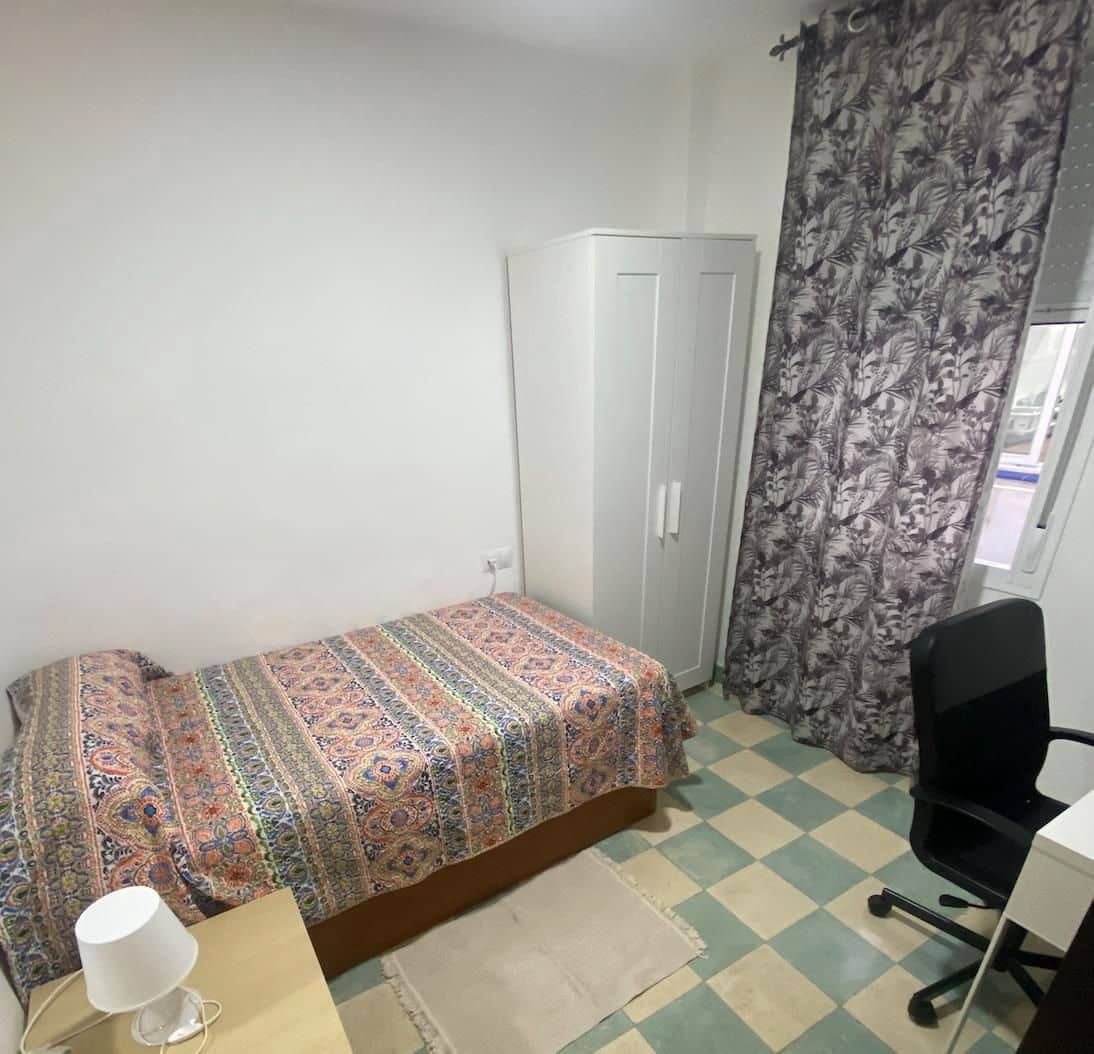 4 bedroom Apartment for rent in Malaga city - € 400 (Ref: 9699868)