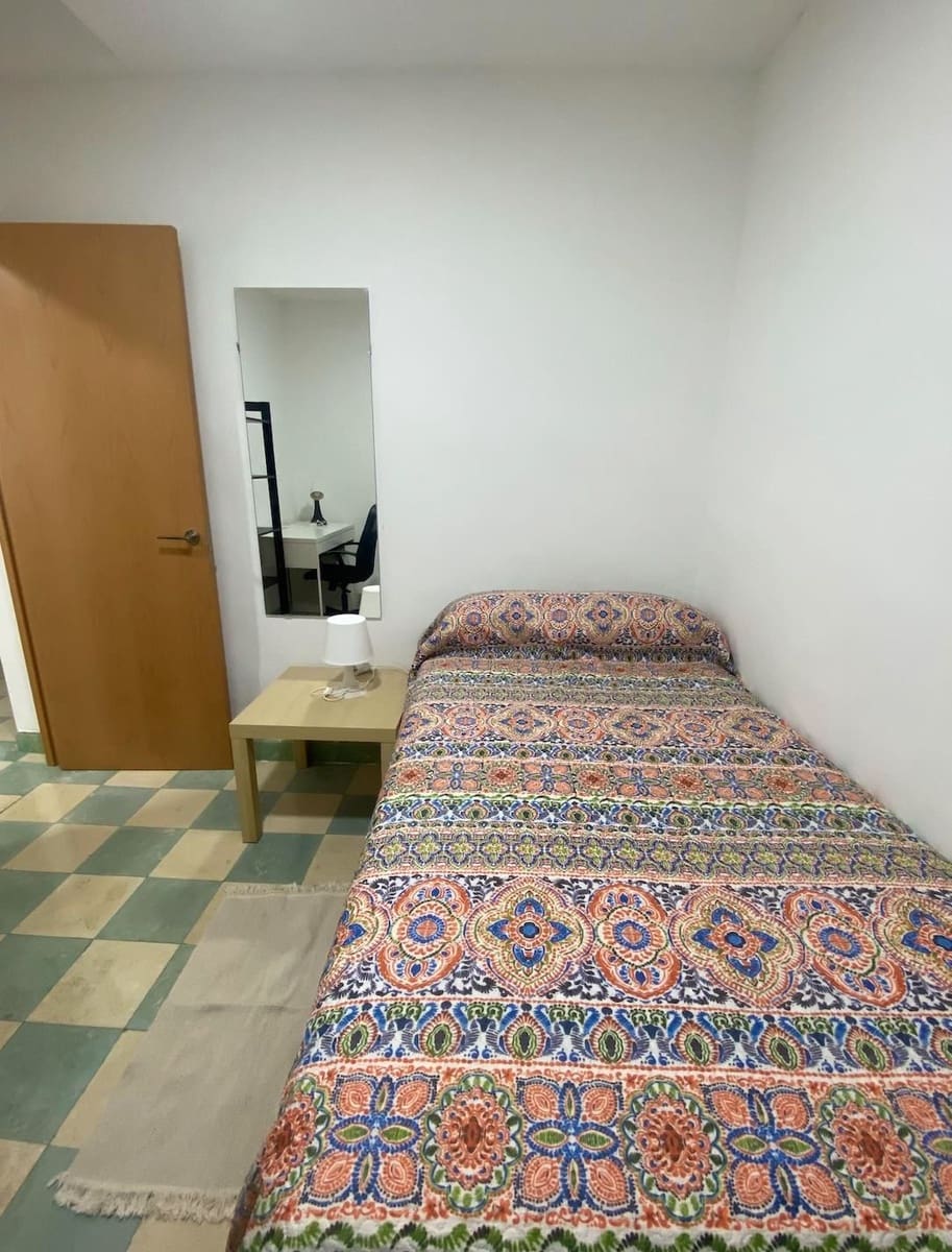 4 bedroom Apartment for rent in Malaga city - € 400 (Ref: 9699868)