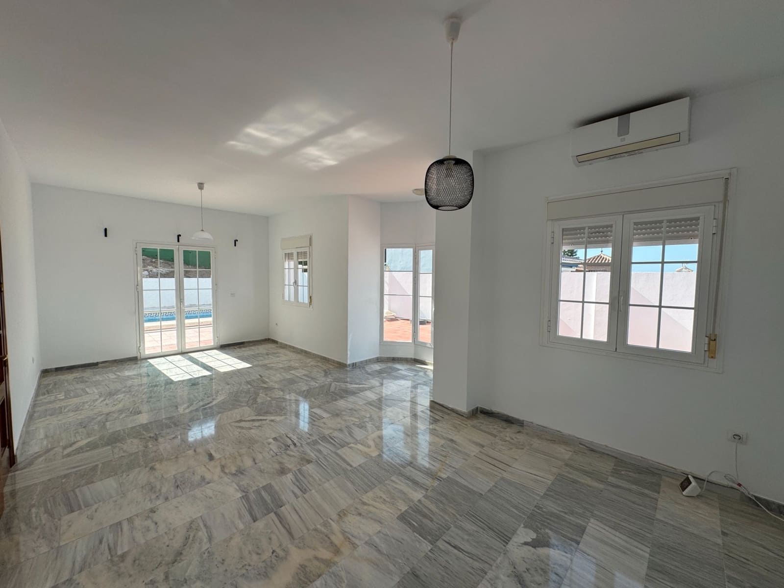 4 Zimmer Villa zu verkaufen in Rincon de la Victoria mit Pool Garage - 760.000 € (Ref: 9699873)