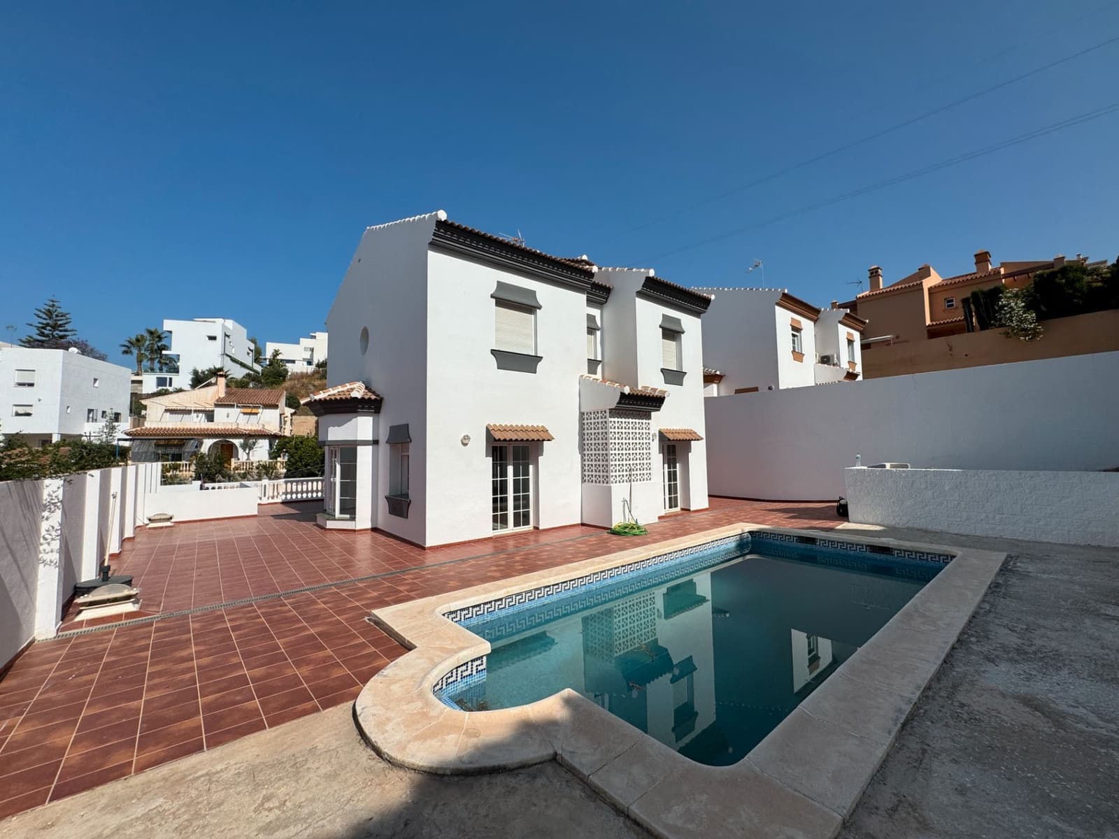 4 Zimmer Villa zu verkaufen in Rincon de la Victoria mit Pool Garage - 760.000 € (Ref: 9699873)