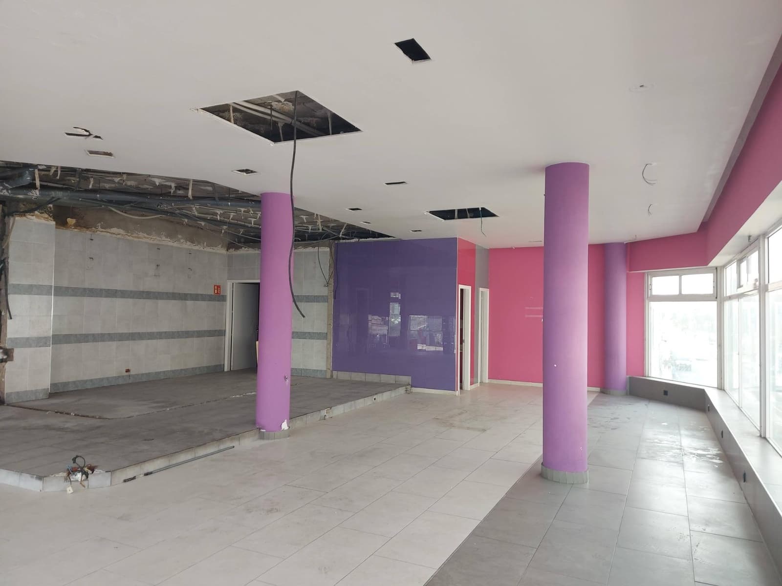 Kaupallinen vuokrattavana paikassa Mogan - 3 400 € (Ref: 8493667)