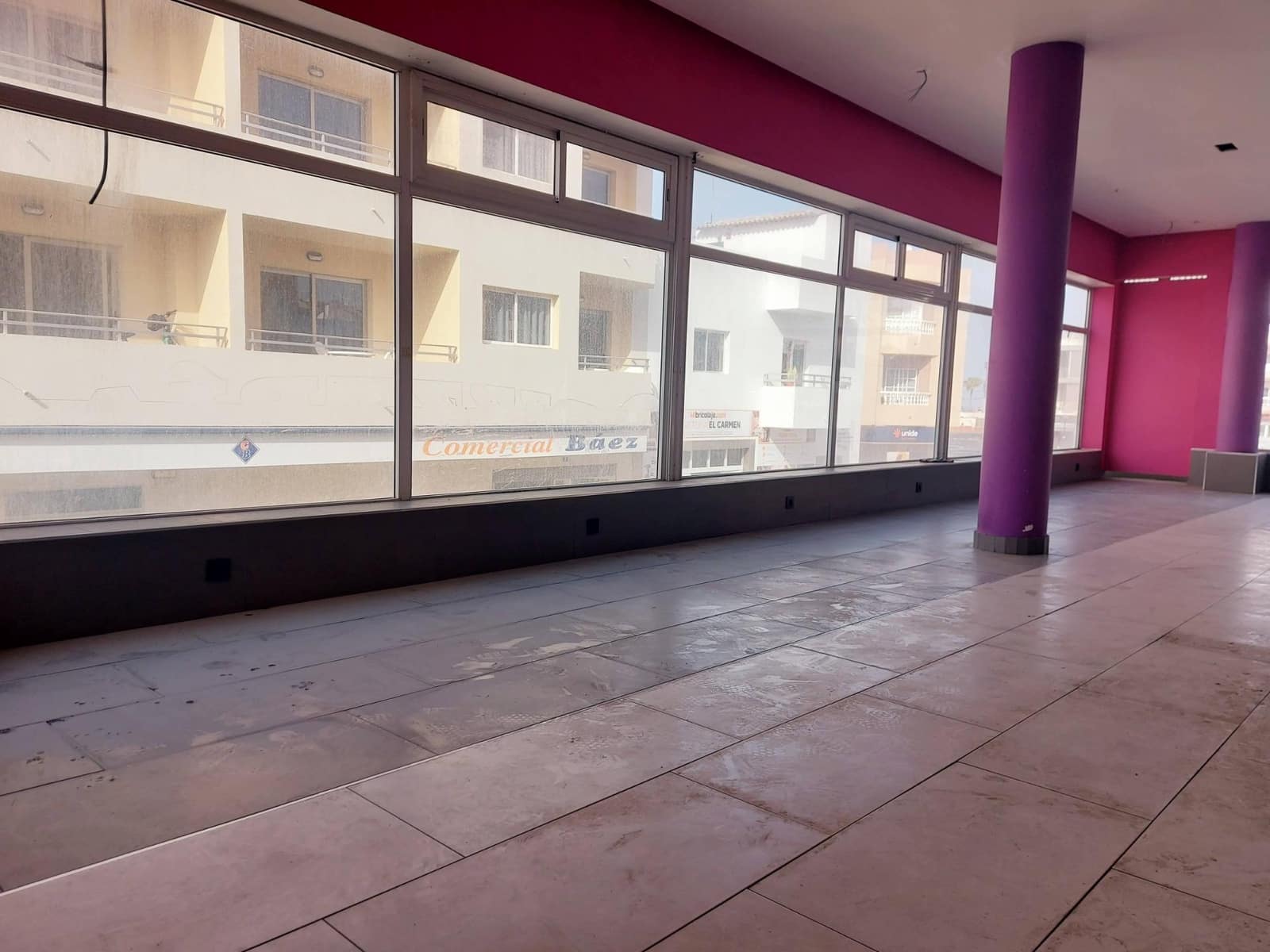 Kaupallinen vuokrattavana paikassa Mogan - 3 400 € (Ref: 8493667)