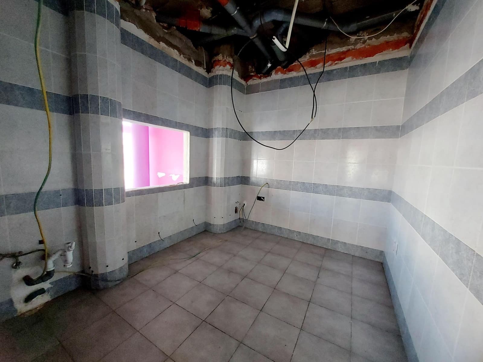 Kaupallinen vuokrattavana paikassa Mogan - 3 400 € (Ref: 8493667)