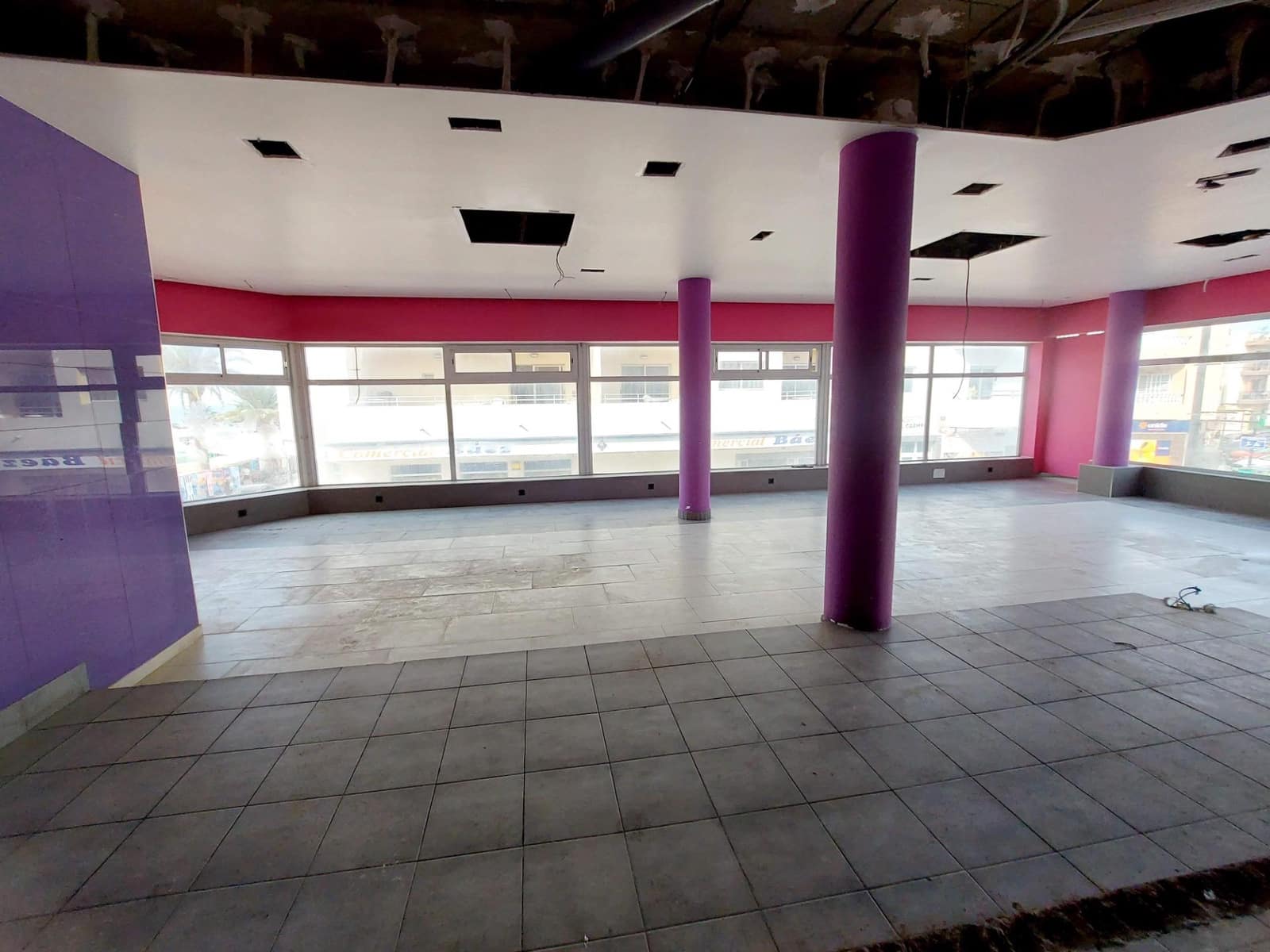 Kaupallinen vuokrattavana paikassa Mogan - 3 400 € (Ref: 8493667)