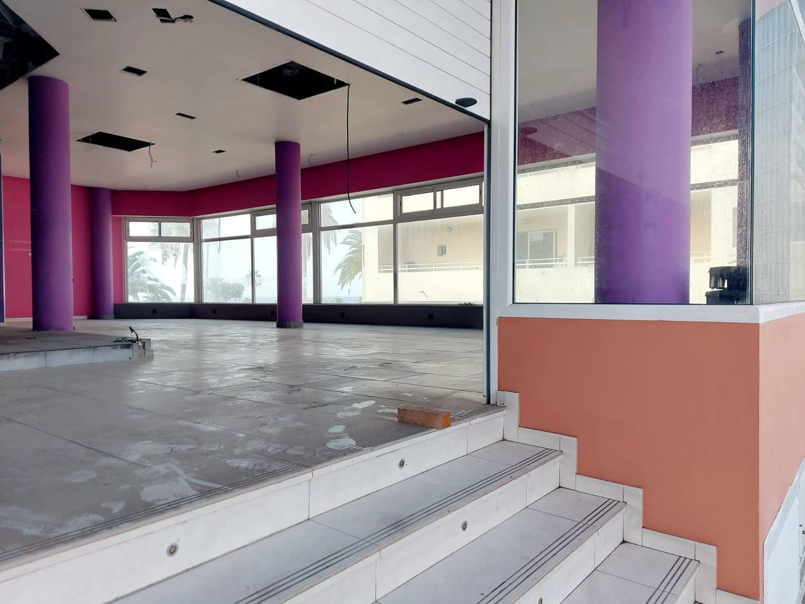 Kaupallinen vuokrattavana paikassa Mogan - 3 400 € (Ref: 8493667)