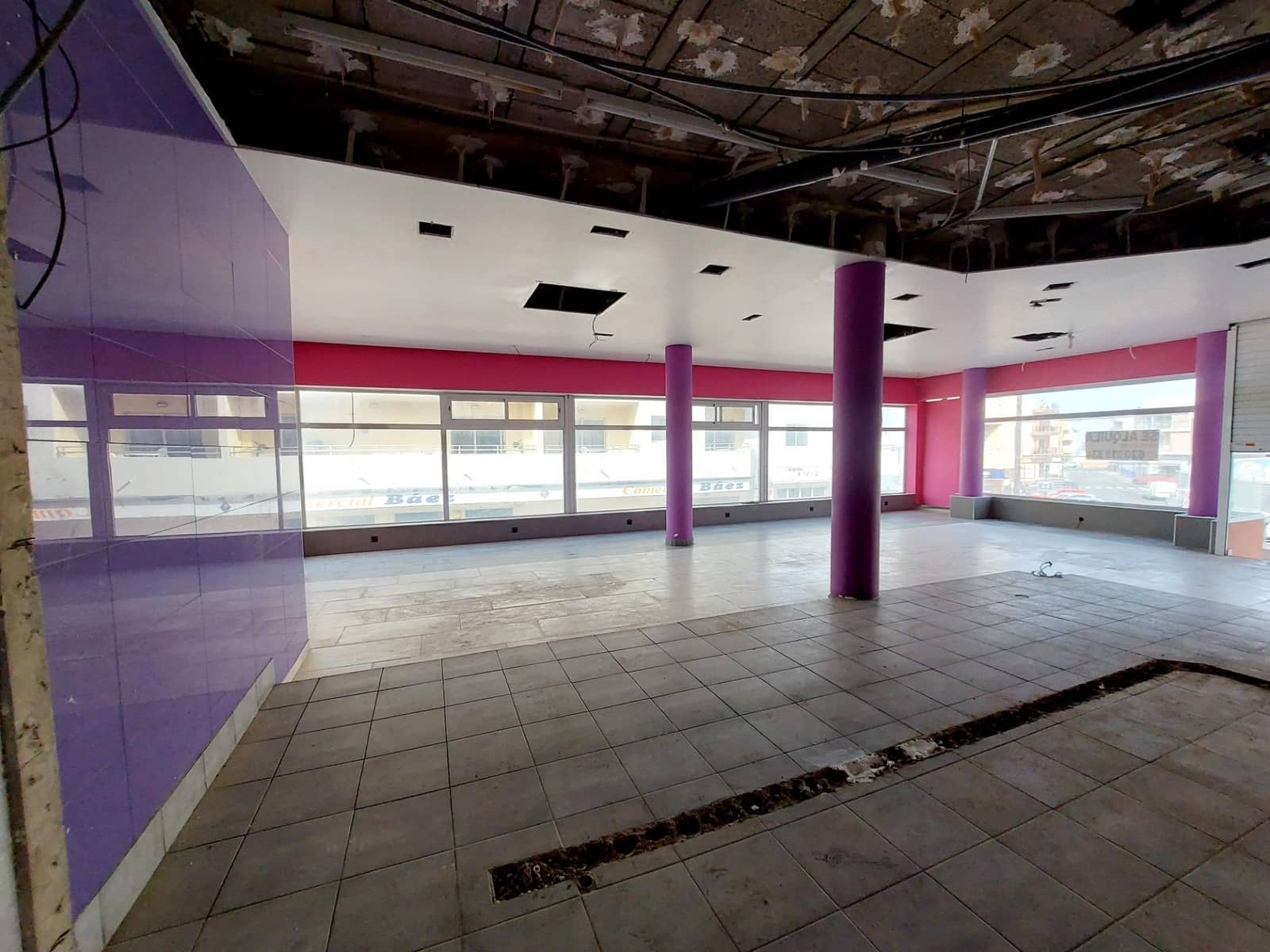 Kaupallinen vuokrattavana paikassa Mogan - 3 400 € (Ref: 8493667)