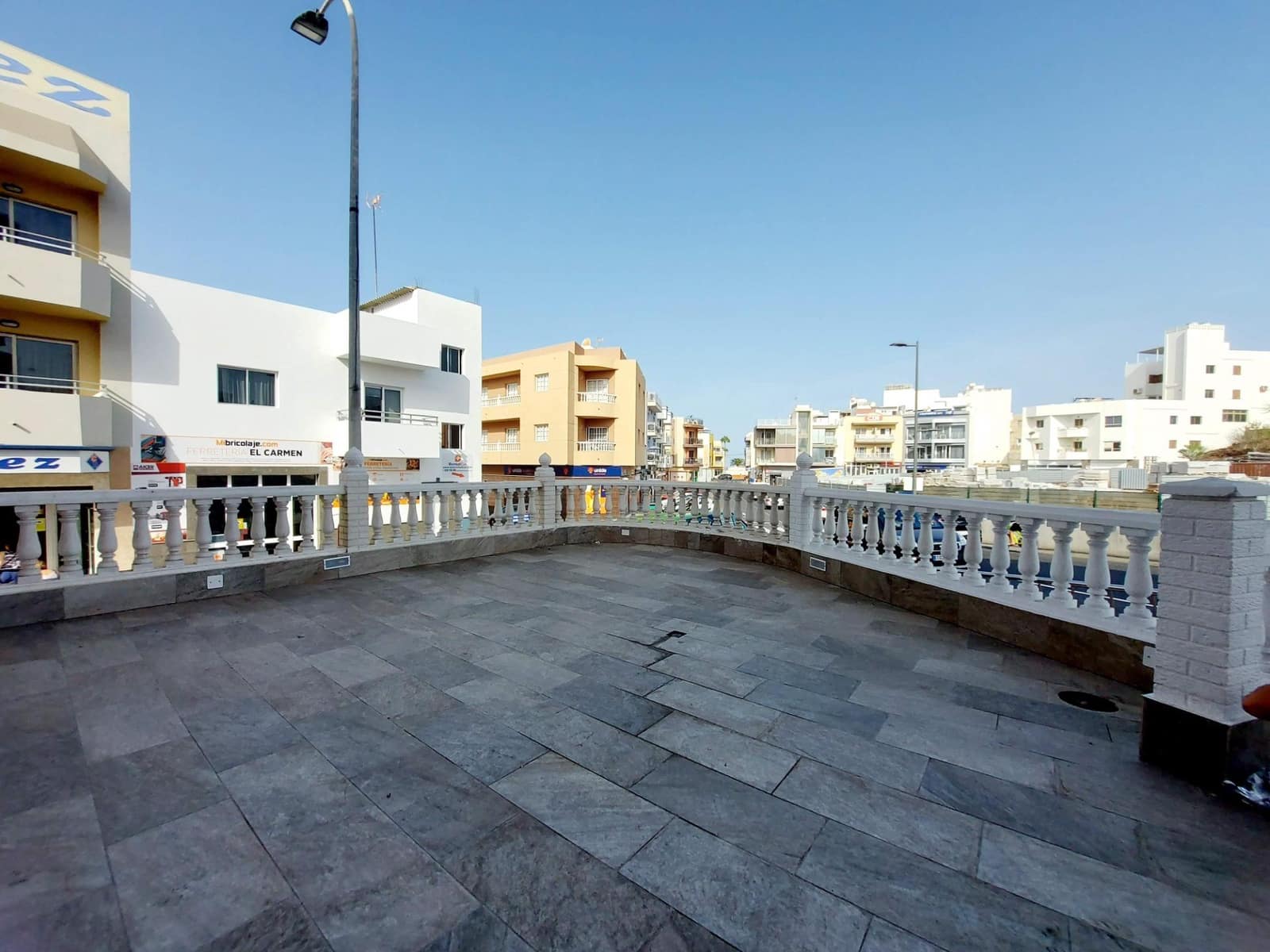 Kaupallinen vuokrattavana paikassa Mogan - 3 400 € (Ref: 8493667)