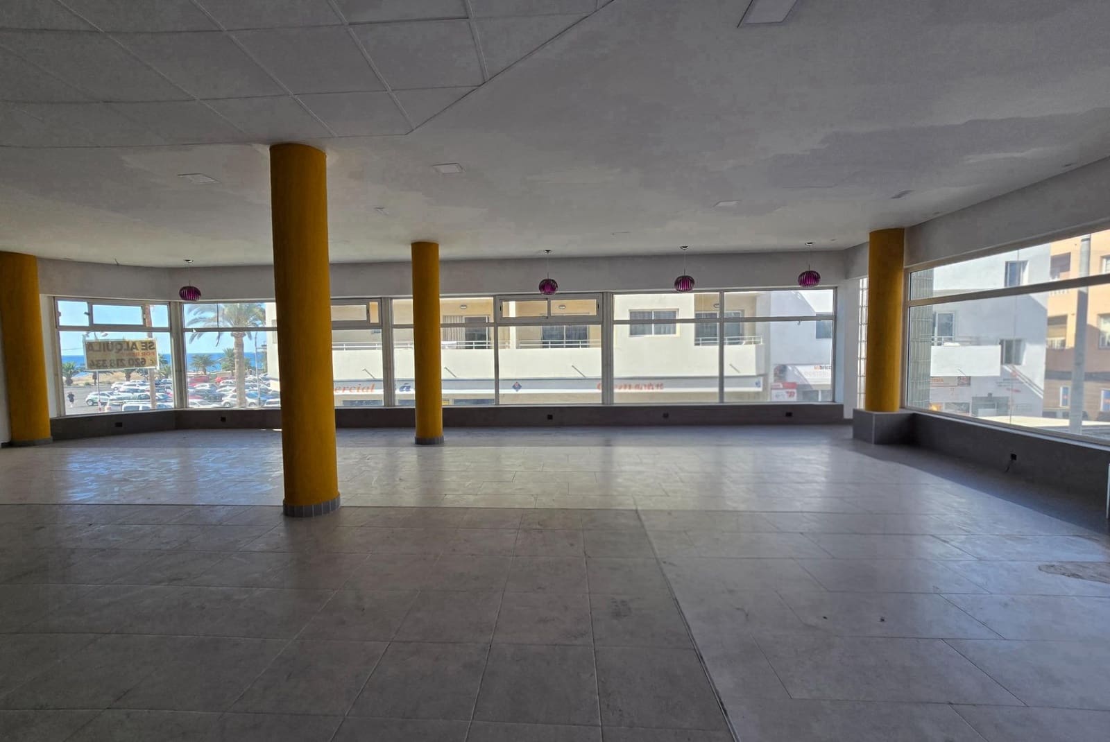 Kaupallinen vuokrattavana paikassa Mogan - 3 200 € (Ref: 8493667)