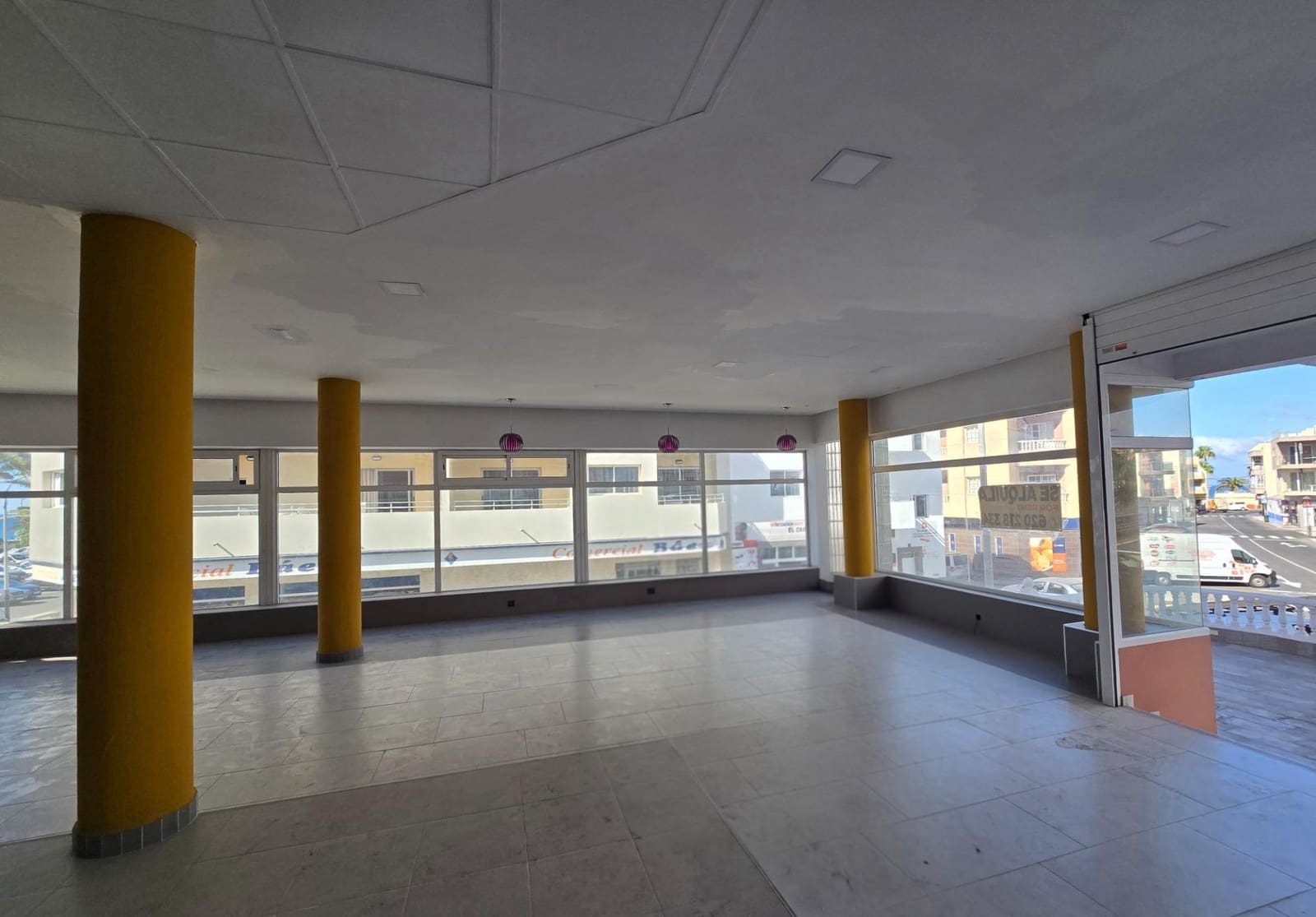 Kaupallinen vuokrattavana paikassa Mogan - 3 200 € (Ref: 8493667)