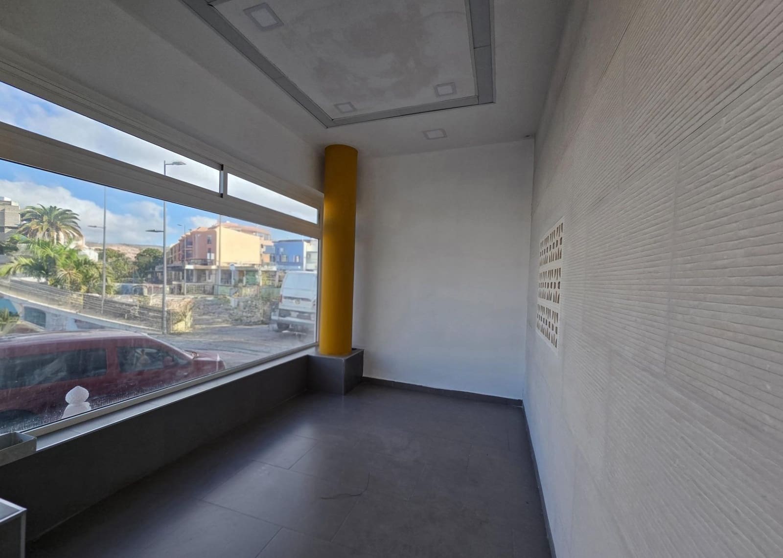 Kaupallinen vuokrattavana paikassa Mogan - 3 200 € (Ref: 8493667)