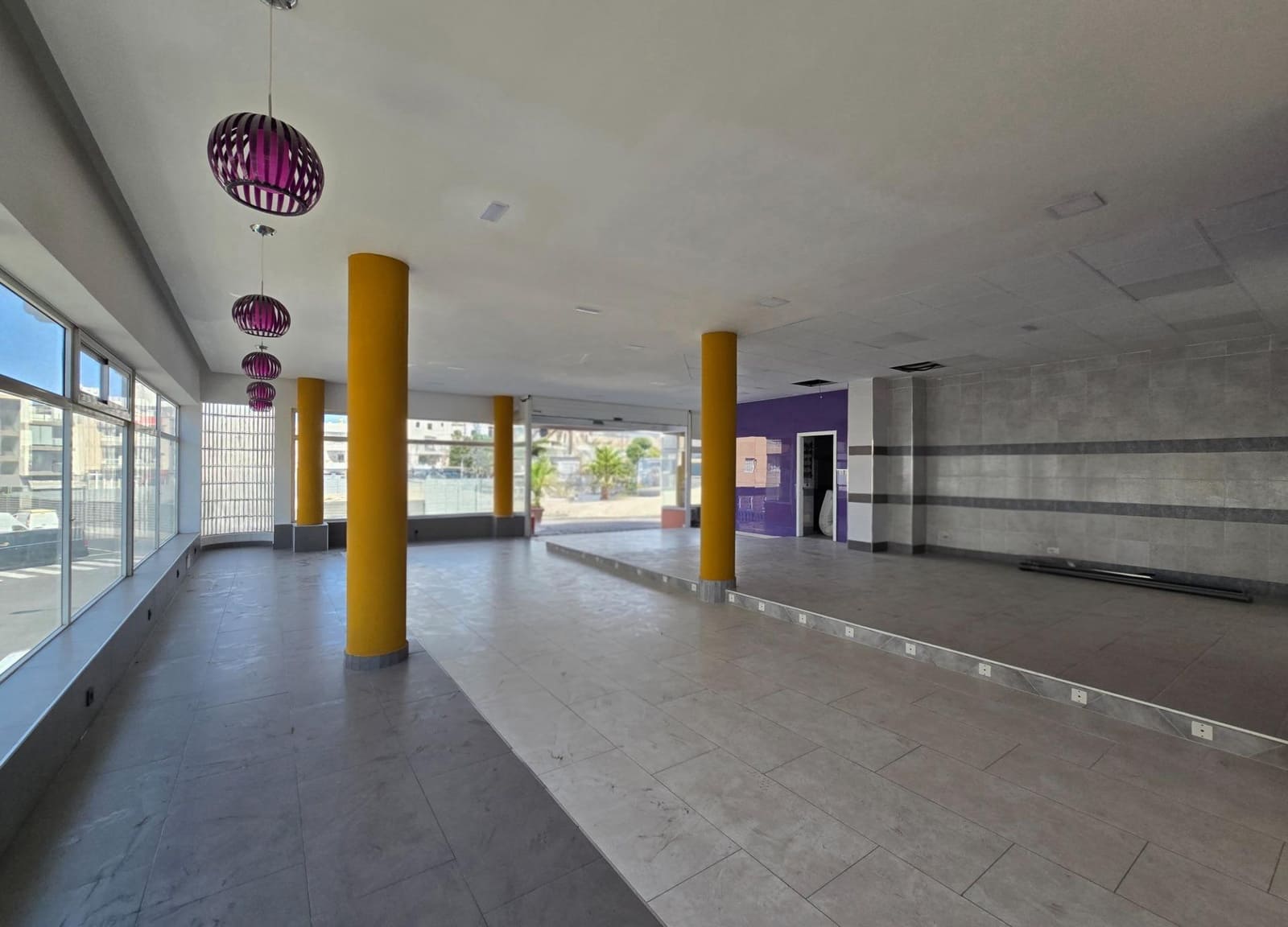 Kaupallinen vuokrattavana paikassa Mogan - 3 200 € (Ref: 8493667)