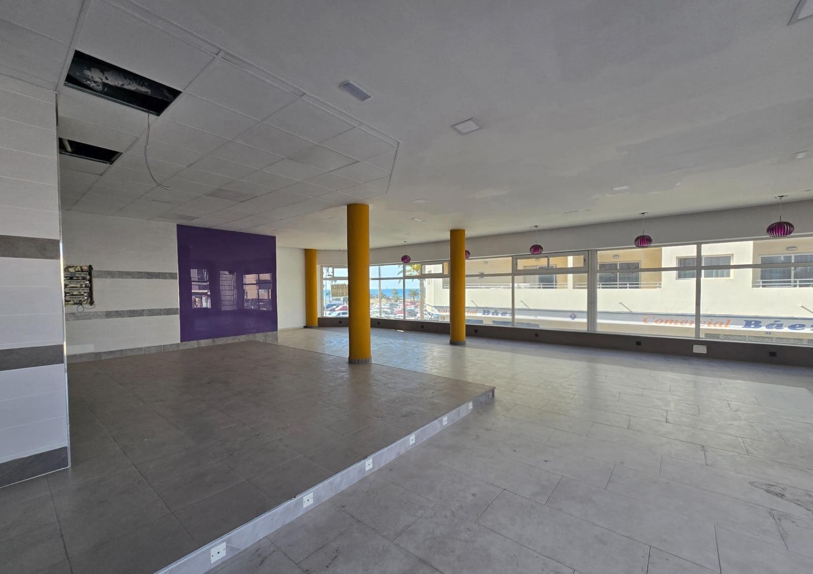 Kaupallinen vuokrattavana paikassa Mogan - 3 200 € (Ref: 8493667)
