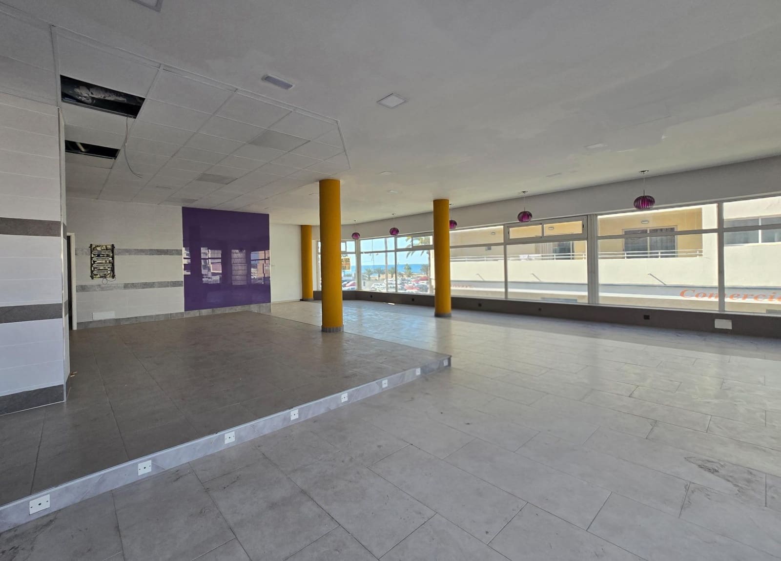 Kaupallinen vuokrattavana paikassa Mogan - 3 200 € (Ref: 8493667)