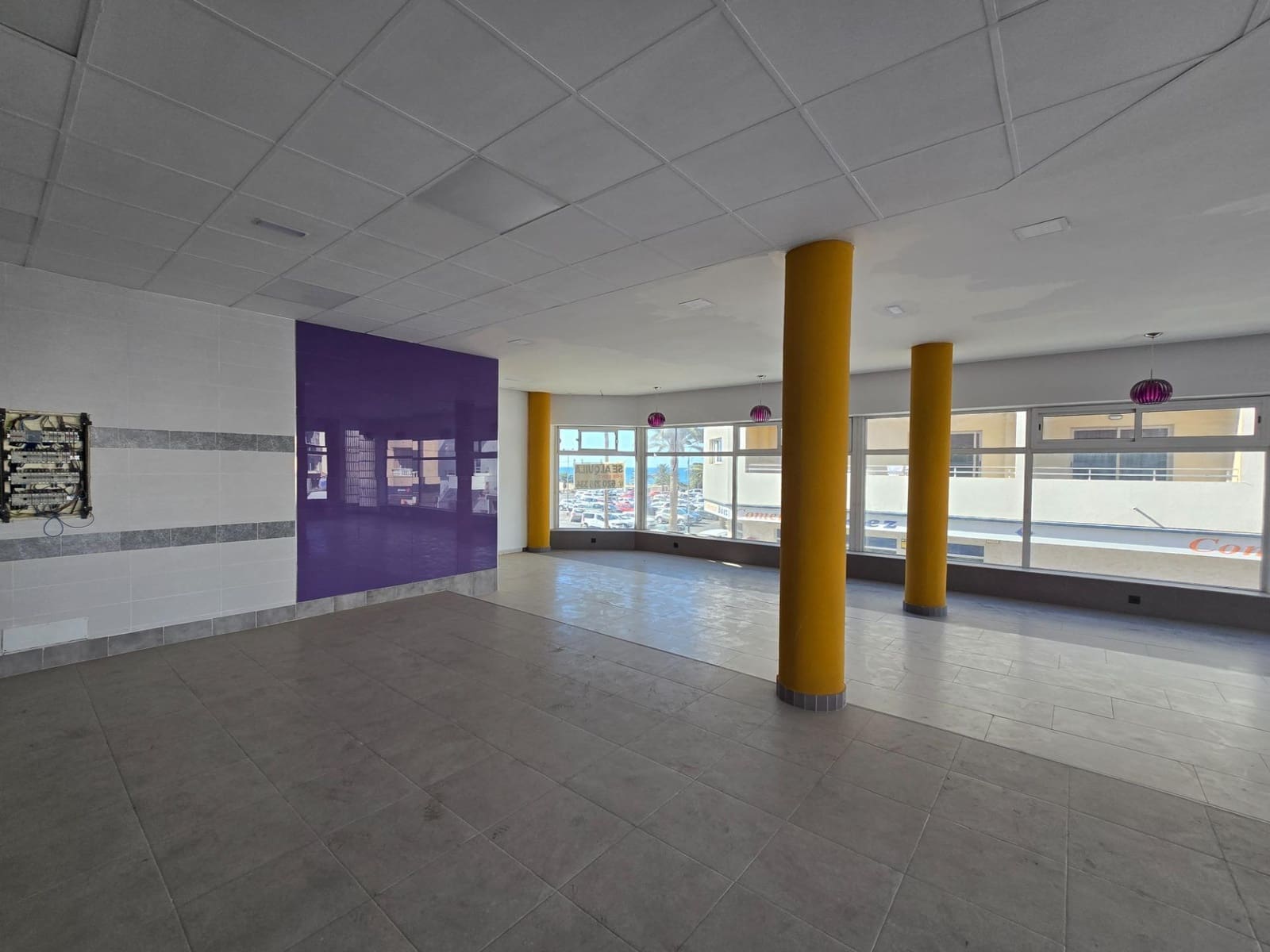 Kaupallinen vuokrattavana paikassa Mogan - 3 200 € (Ref: 8493667)