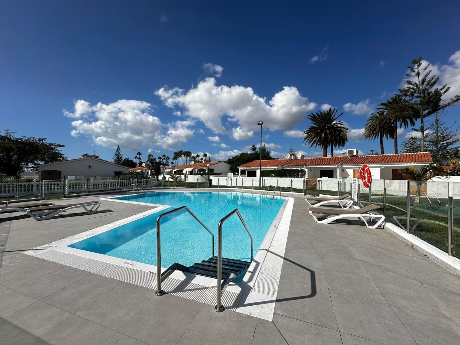 Bungalow de 2 habitaciones en Playa del Inglés en venta con piscina - 369.000 € (Ref: 9497161)