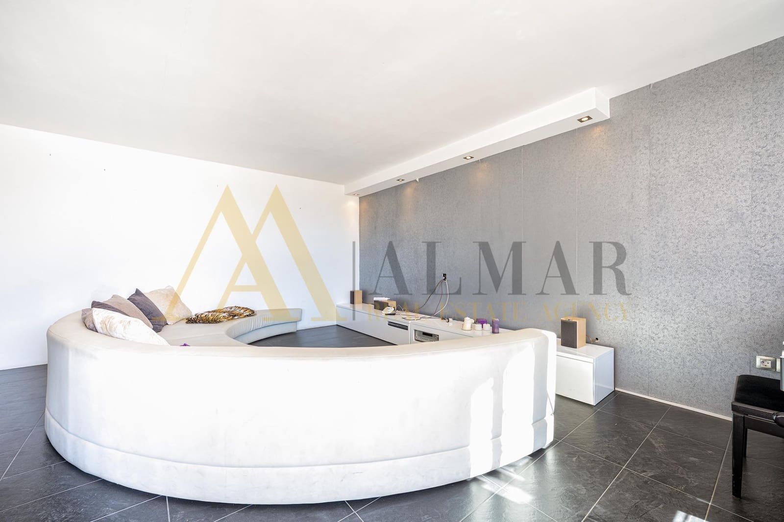 5 chambre Villa/Maison à vendre à San Bartolome de Tirajana avec piscine garage - 1 150 000 € (Ref: 9530493)