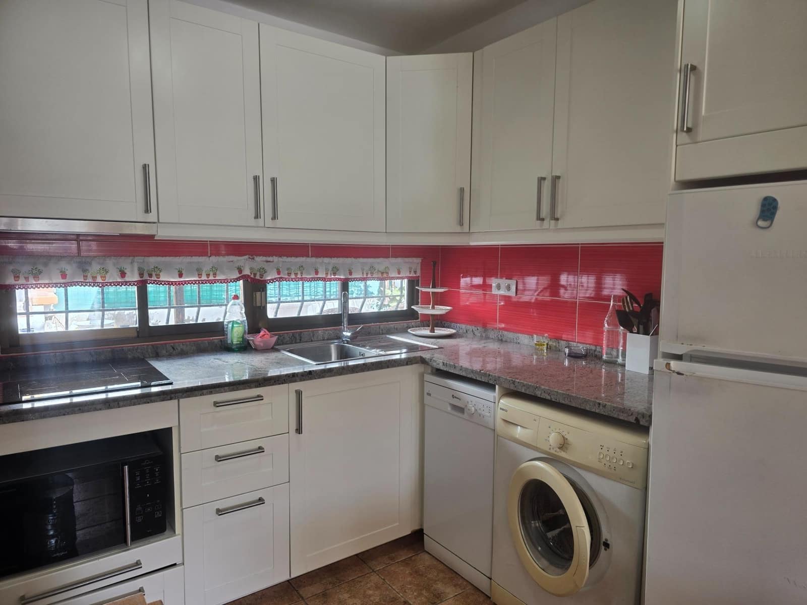 2 slaapkamer Appartement te huur in Playa del Ingles met zwembad garage - € 2.000 (Ref: 9608032)