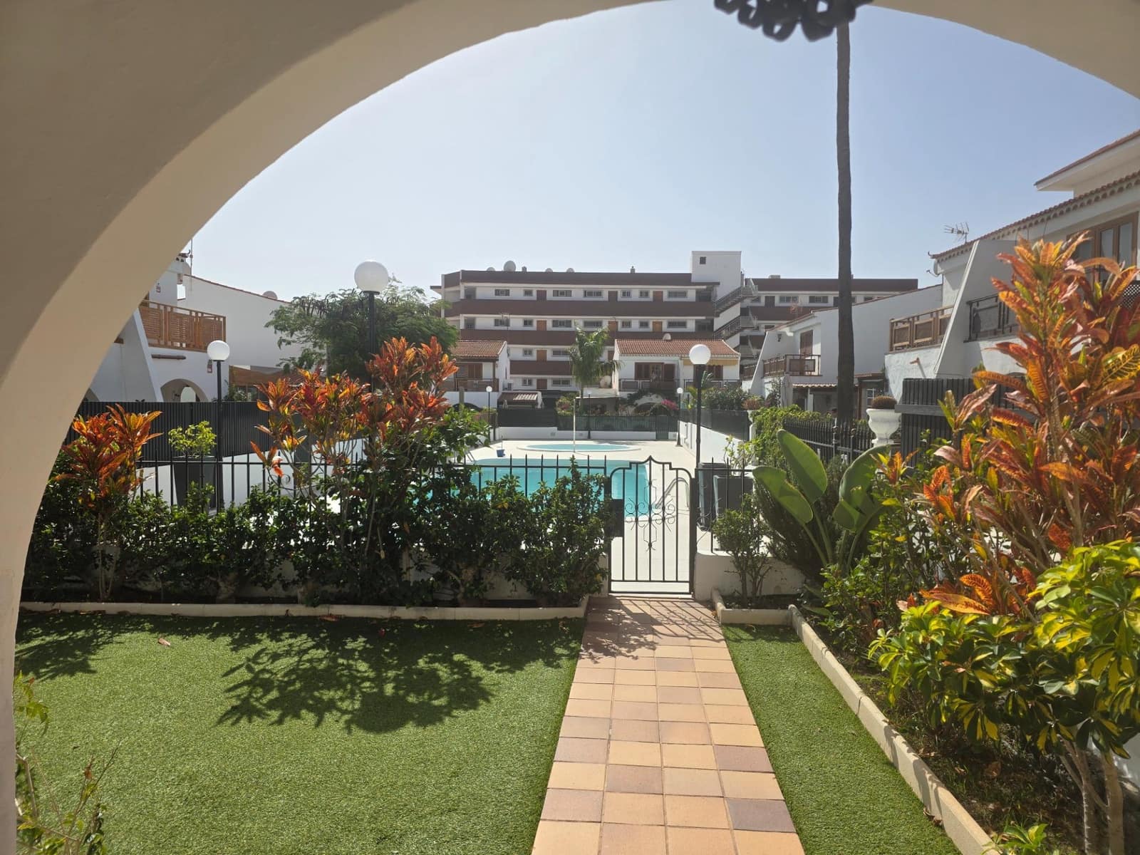 2 slaapkamer Appartement te huur in Playa del Ingles met zwembad garage - € 2.000 (Ref: 9608032)