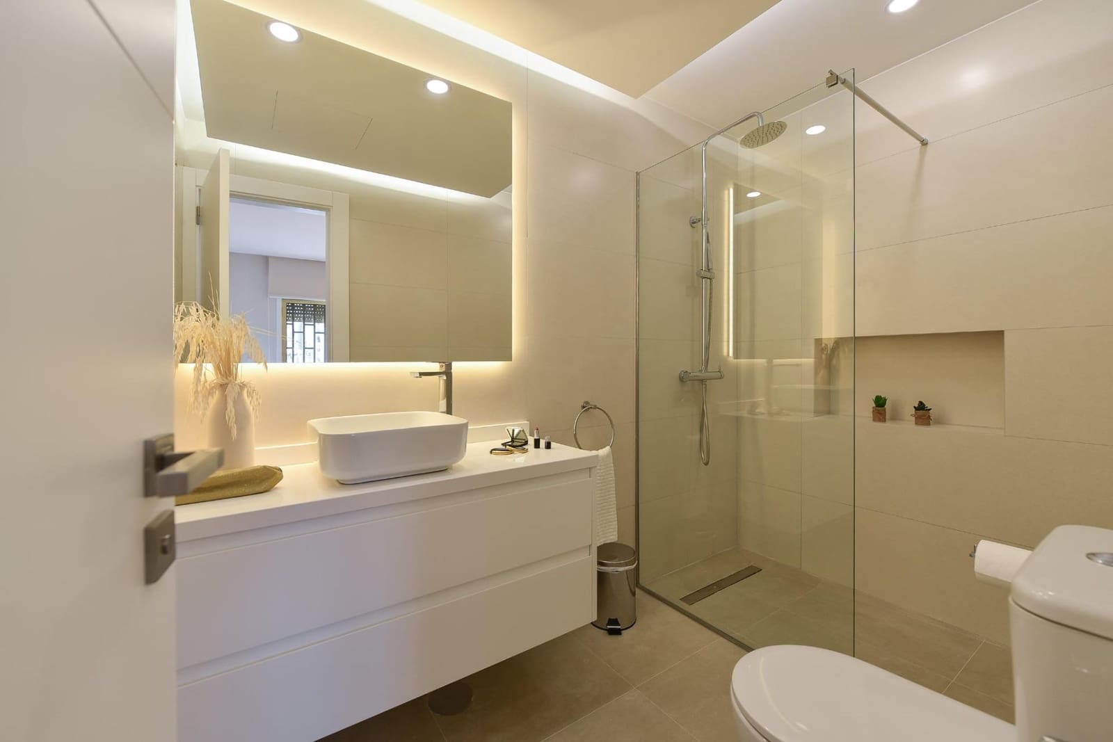 2 bedroom Apartment for rent in Las Palmas de Gran Canaria - € 2,000 (Ref: 9849332)