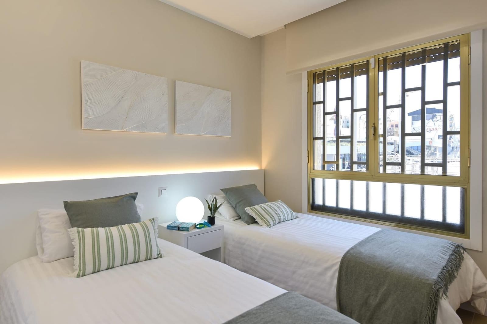 2 bedroom Apartment for rent in Las Palmas de Gran Canaria - € 2,000 (Ref: 9849332)