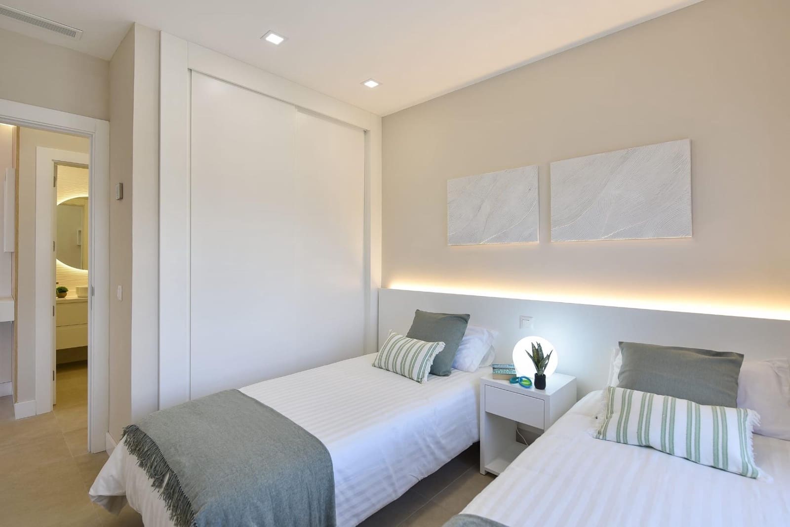 2 bedroom Apartment for rent in Las Palmas de Gran Canaria - € 2,000 (Ref: 9849332)