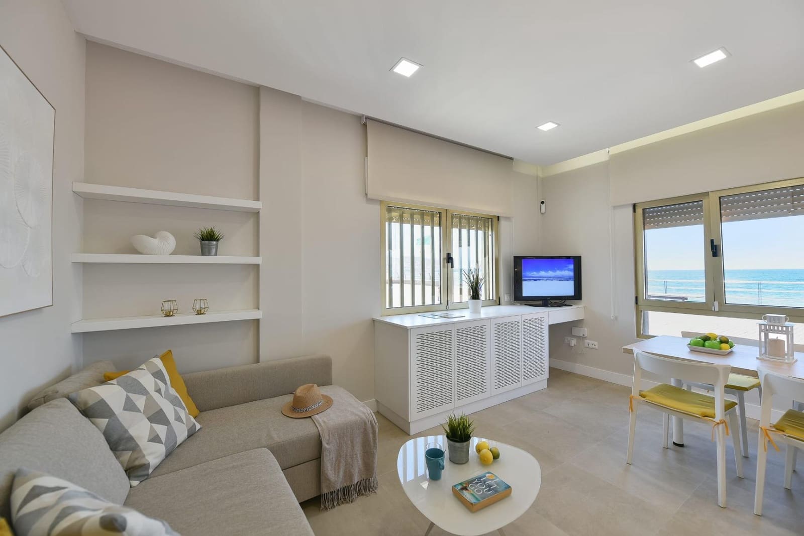 2 bedroom Apartment for rent in Las Palmas de Gran Canaria - € 2,000 (Ref: 9849332)