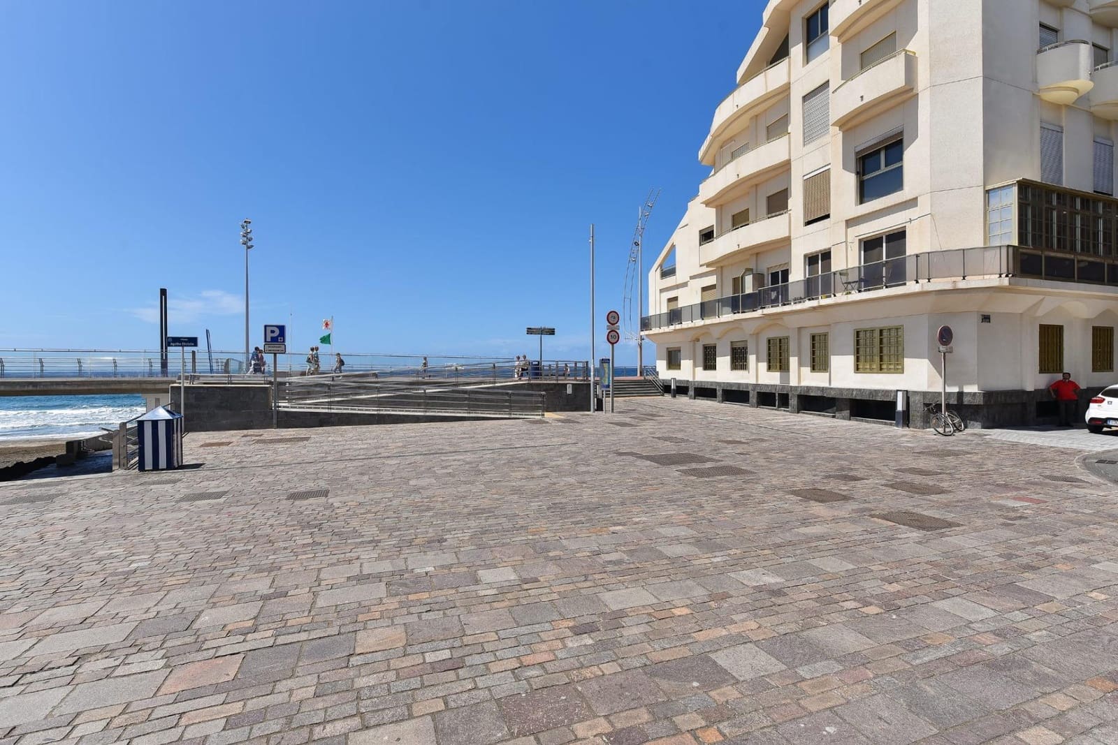 2 bedroom Apartment for rent in Las Palmas de Gran Canaria - € 2,000 (Ref: 9849332)