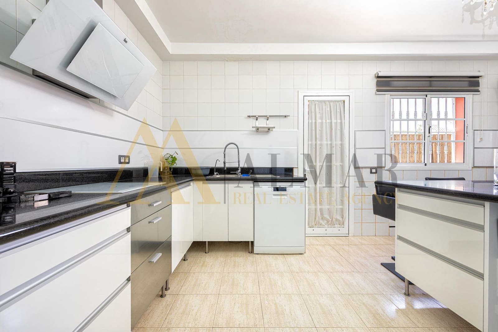 3 sypialnia Willa na sprzedaż w Sonneland z basenem garażem - 1 060 000 € (Ref: 9890361)
