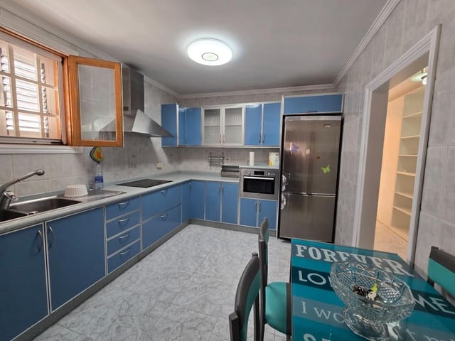 Casa de 3 habitaciones en San Bartolomé de Tirajana en venta - 395.000 € (Ref: 9915796)