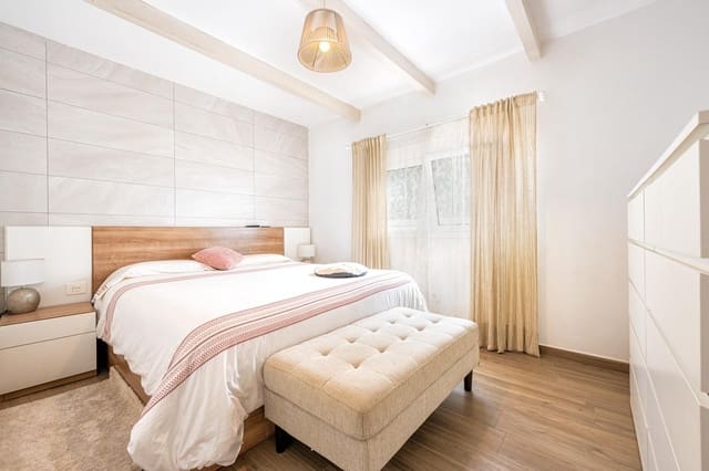 3 soveværelse Villa til salg i Las Palmas de Gran Canaria med garage - € 425.000 (Ref: 9945701)