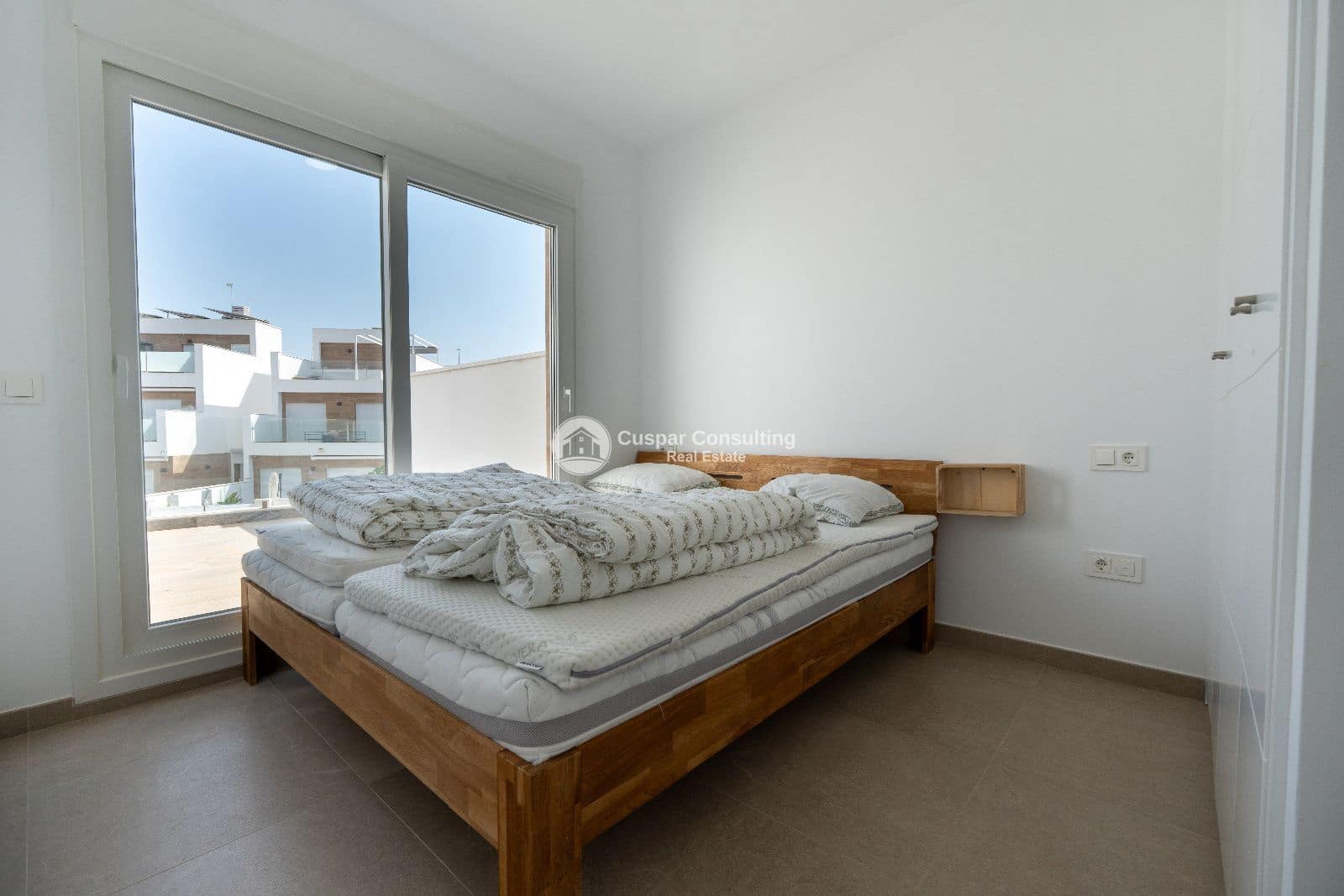 Chalet de 3 habitaciones en San Pedro del Pinatar en venta con piscina garaje - 369.900 € (Ref: 10063001)
