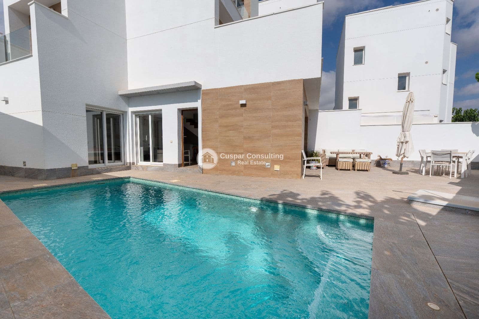 Chalet de 3 habitaciones en San Pedro del Pinatar en venta con piscina garaje - 369.900 € (Ref: 10063001)