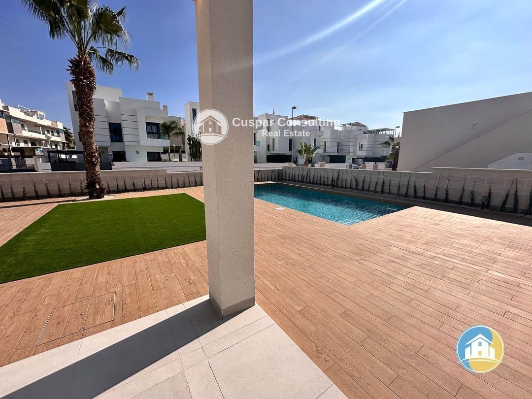 3 soverom Villa til salgs i Ciudad Quesada med svømmebasseng garasje - € 833 000 (Ref: 8555956)