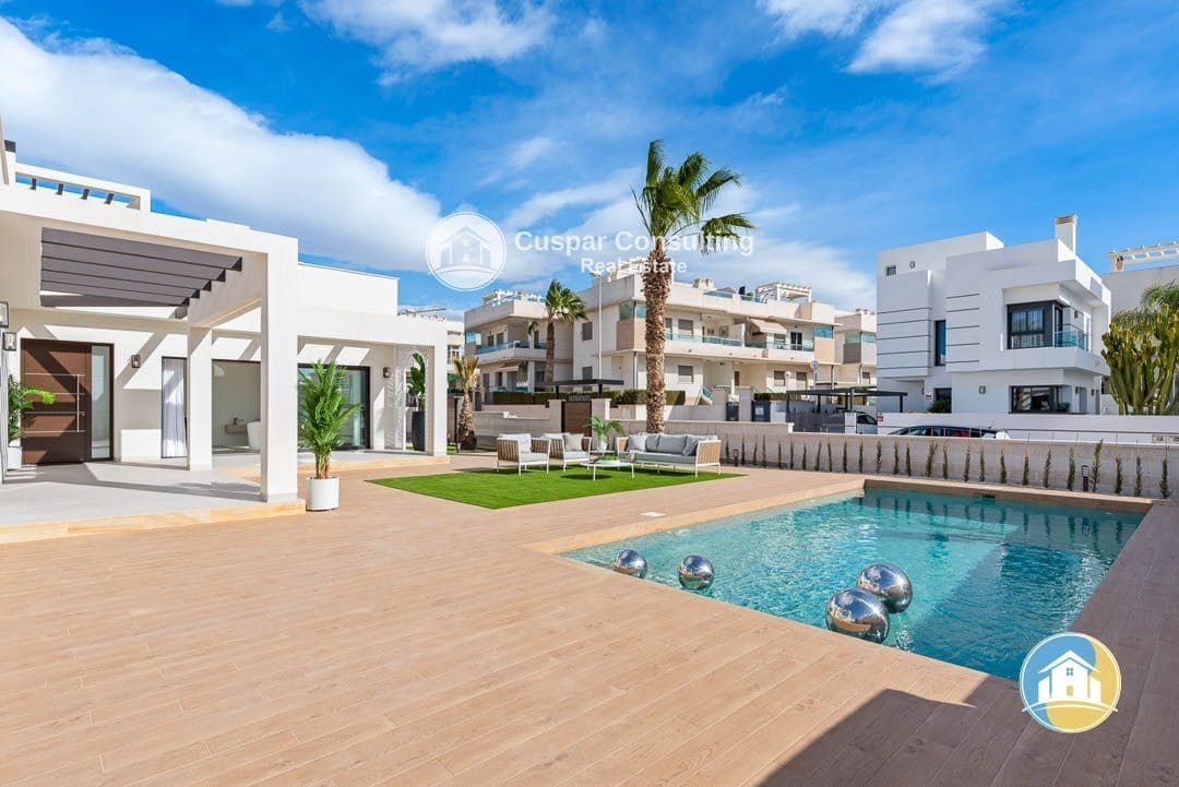 3 soverom Villa til salgs i Ciudad Quesada med svømmebasseng garasje - € 833 000 (Ref: 8555956)