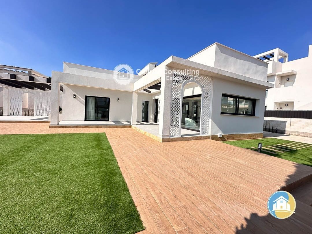 3 soverom Villa til salgs i Ciudad Quesada med svømmebasseng garasje - € 833 000 (Ref: 8555956)