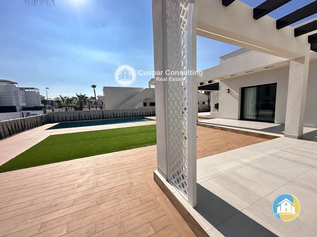 3 soverom Villa til salgs i Ciudad Quesada med svømmebasseng garasje - € 833 000 (Ref: 8555956)