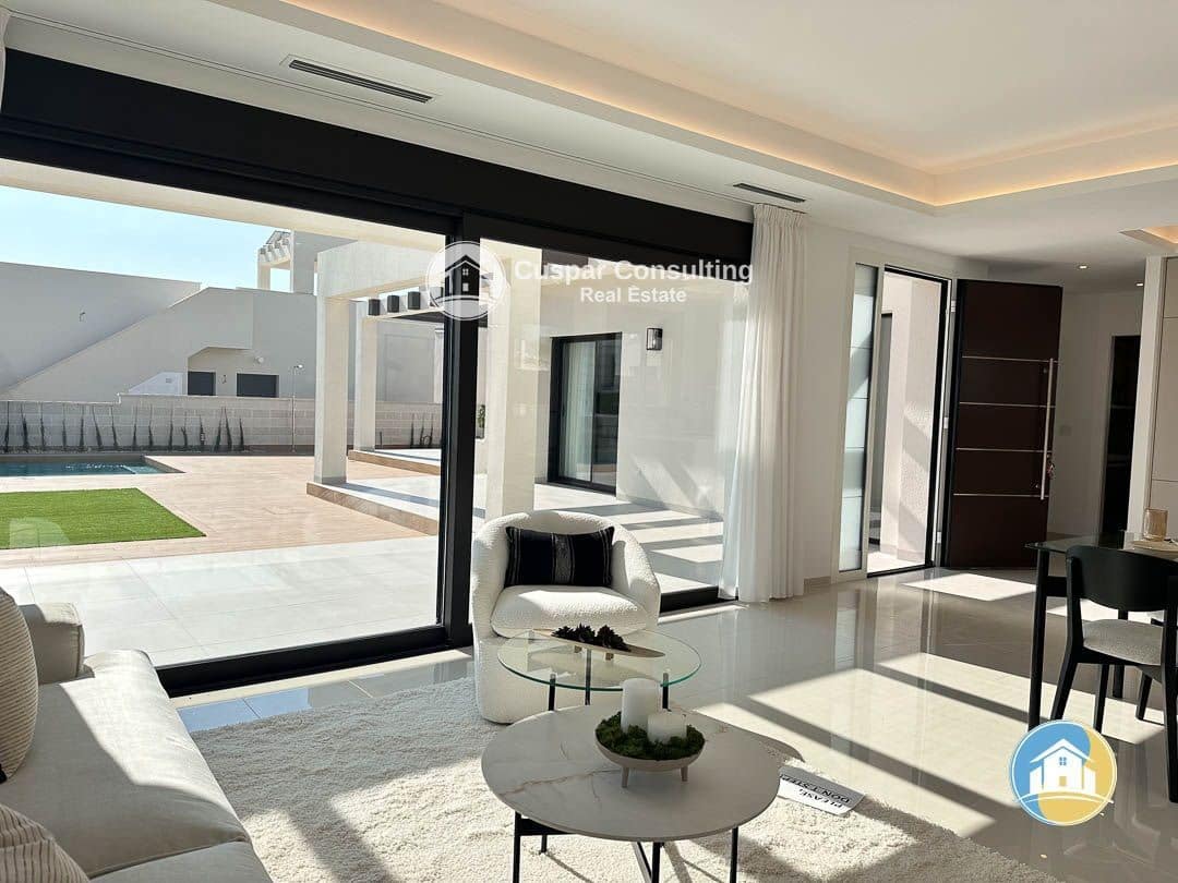 3 soverom Villa til salgs i Ciudad Quesada med svømmebasseng garasje - € 833 000 (Ref: 8555956)