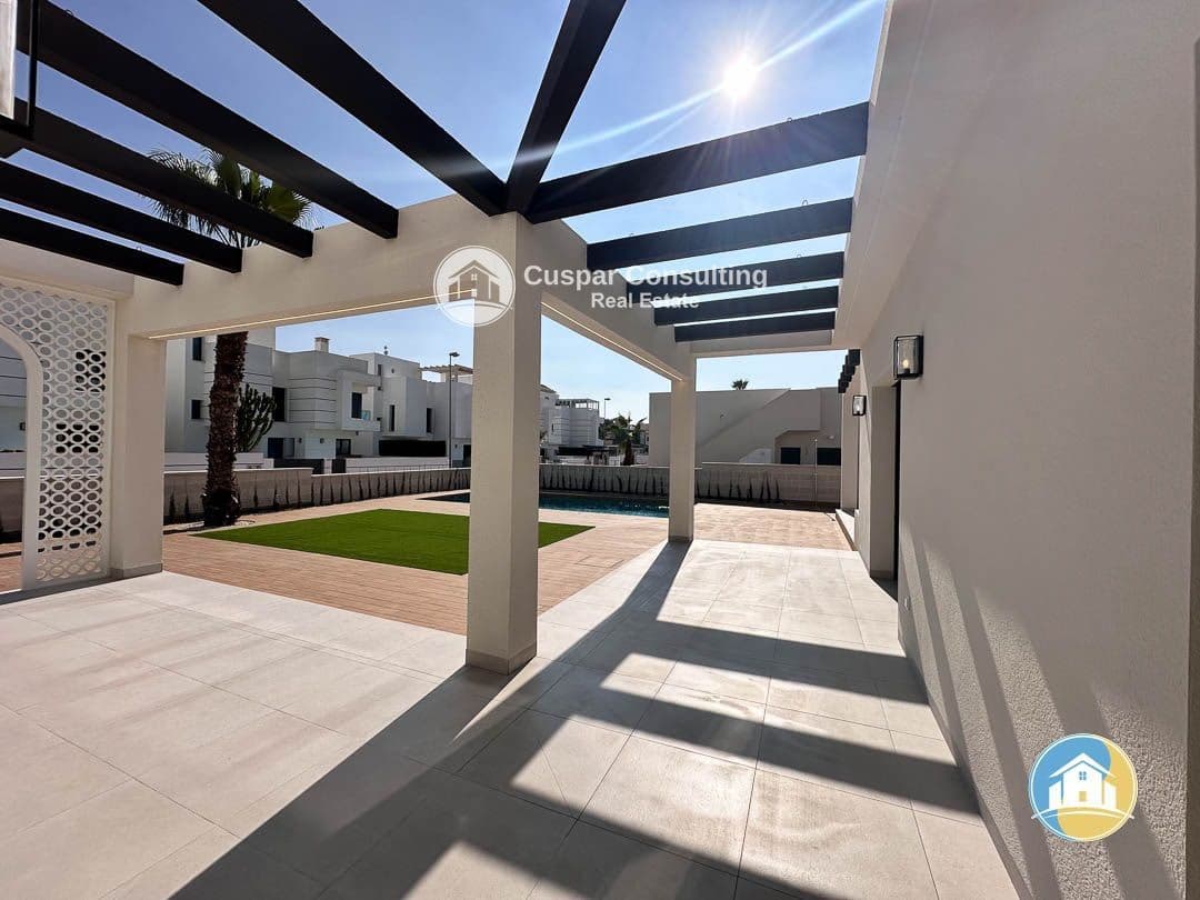 3 soverom Villa til salgs i Ciudad Quesada med svømmebasseng garasje - € 833 000 (Ref: 8555956)