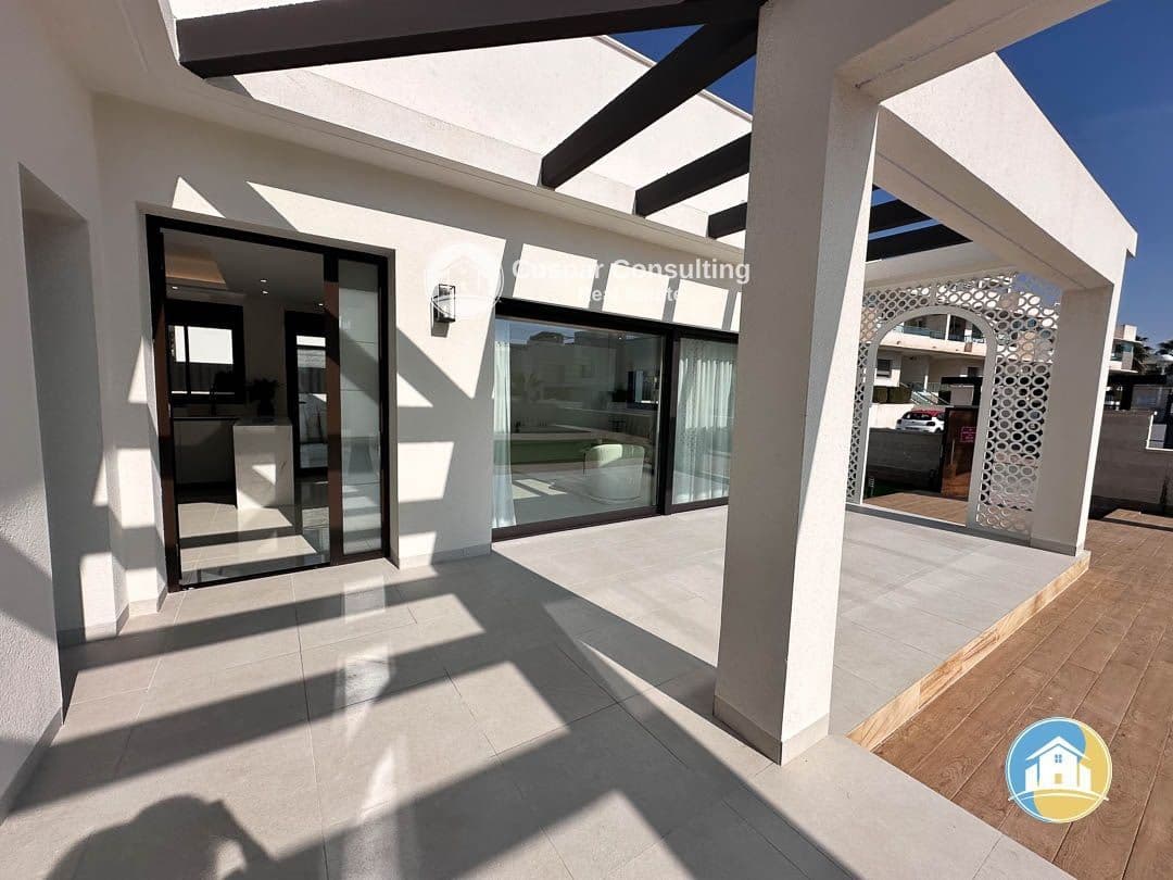 3 soverom Villa til salgs i Ciudad Quesada med svømmebasseng garasje - € 833 000 (Ref: 8555956)