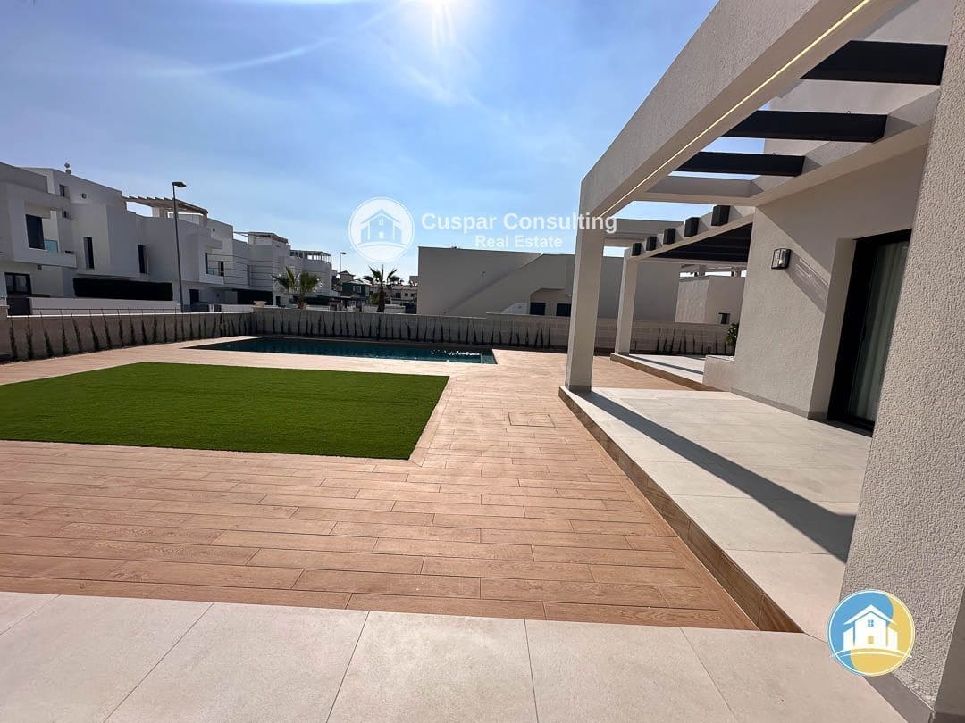 3 soverom Villa til salgs i Ciudad Quesada med svømmebasseng garasje - € 833 000 (Ref: 8555956)