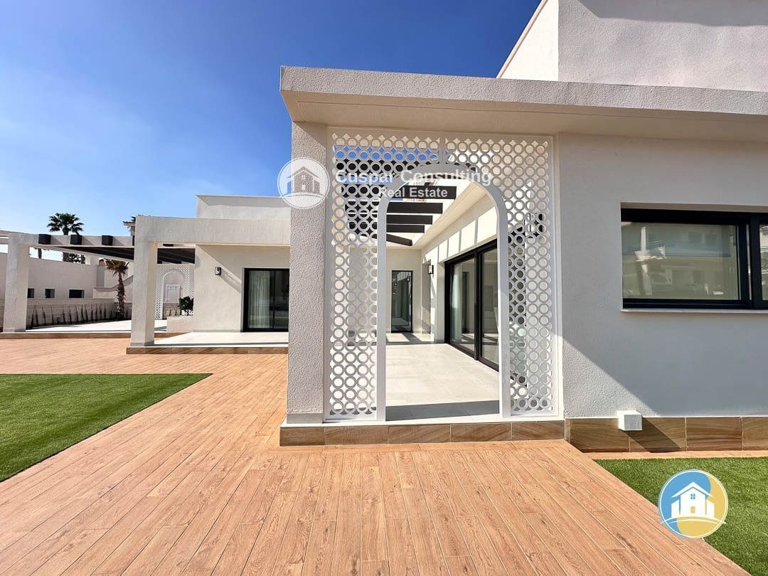 3 soverom Villa til salgs i Ciudad Quesada med svømmebasseng garasje - € 833 000 (Ref: 8555956)