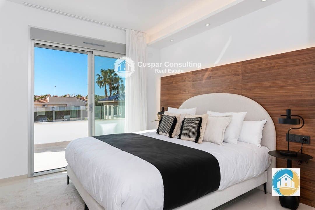 4 soveværelse Villa til salg i Ciudad Quesada med swimmingpool garage - € 975.693 (Ref: 8555989)