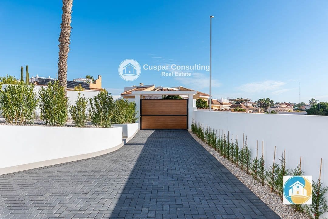 4 soveværelse Villa til salg i Ciudad Quesada med swimmingpool garage - € 975.693 (Ref: 8555989)