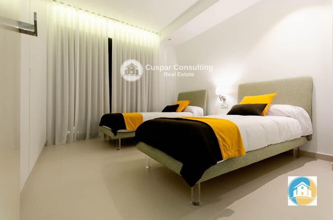 4 sypialnia Willa na sprzedaż w Orihuela Costa z basenem garażem - 1 050 000 € (Ref: 8556009)