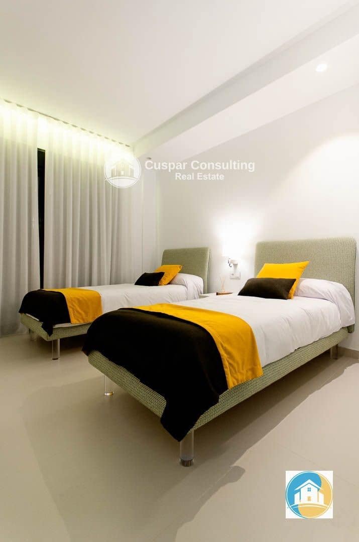 4 sypialnia Willa na sprzedaż w Orihuela Costa z basenem garażem - 1 050 000 € (Ref: 8556009)