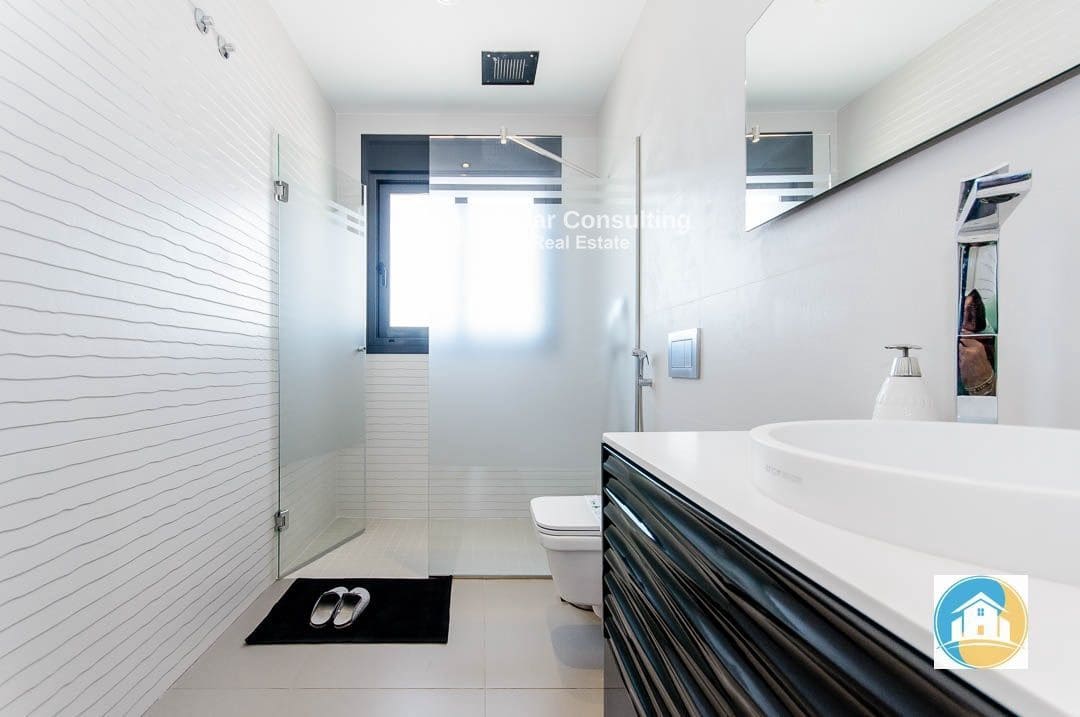 4 sovrum Villa till salu i Orihuela Costa med pool garage - 1 050 000 € (Ref: 8556015)