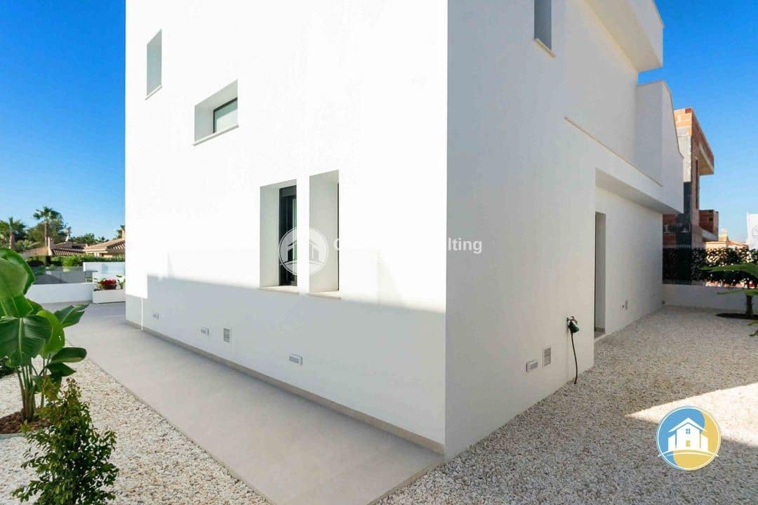 3 bedroom Villa for sale in Rojales with pool garage - € 549,000 (Ref: 9176978)