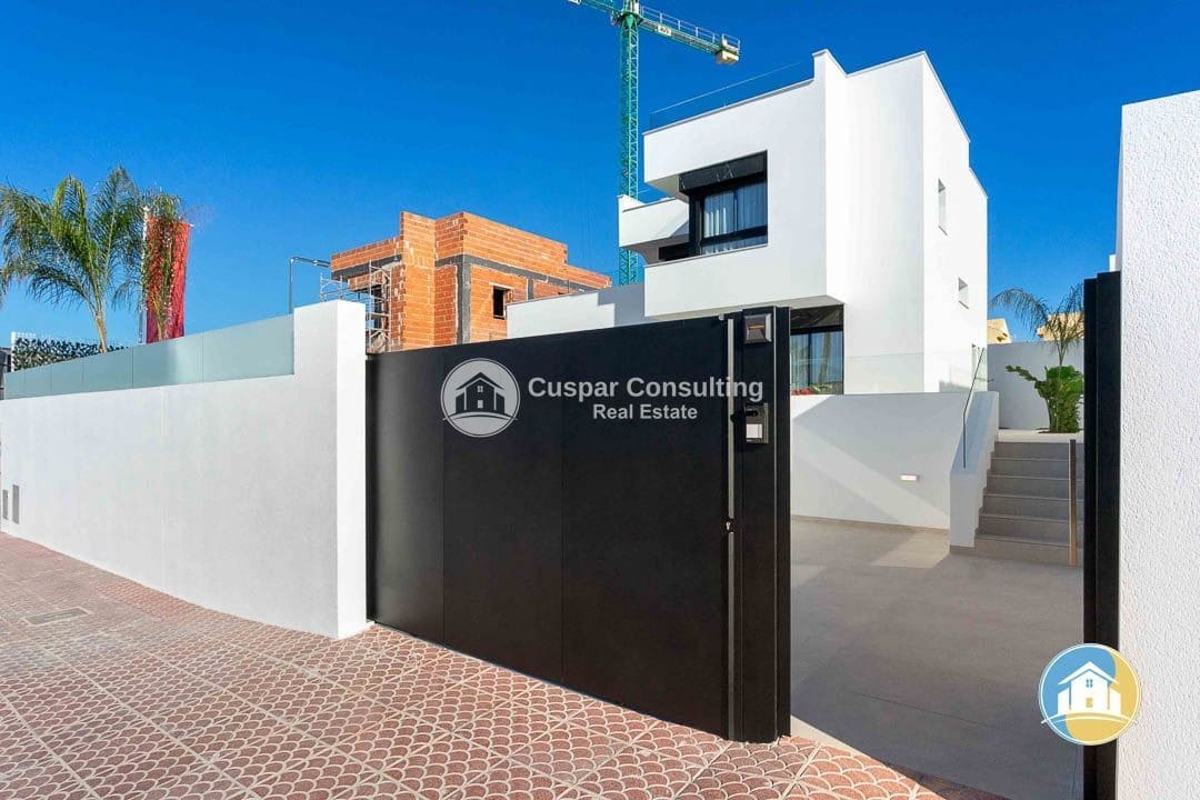 3 bedroom Villa for sale in Rojales with pool garage - € 549,000 (Ref: 9176978)